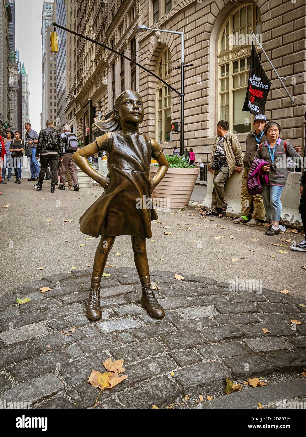 Die Fearless Girl Statue`s Lower Manhattan, die zu Ehren des Internationalen Frauentags errichtet wurde. Stockfoto